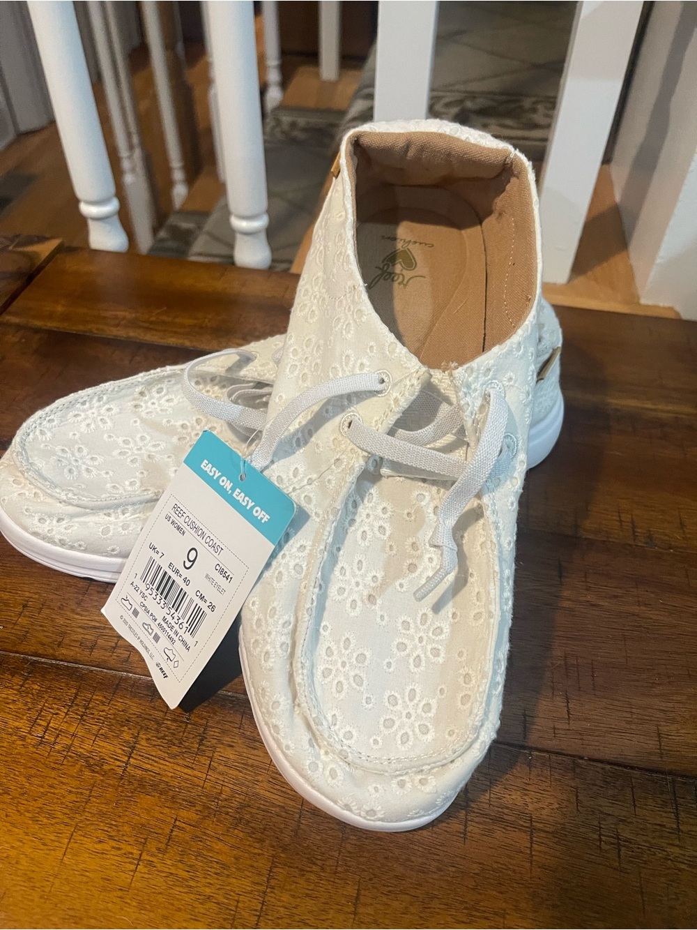 Reef Women's White Eyelet Lace-Up Flats